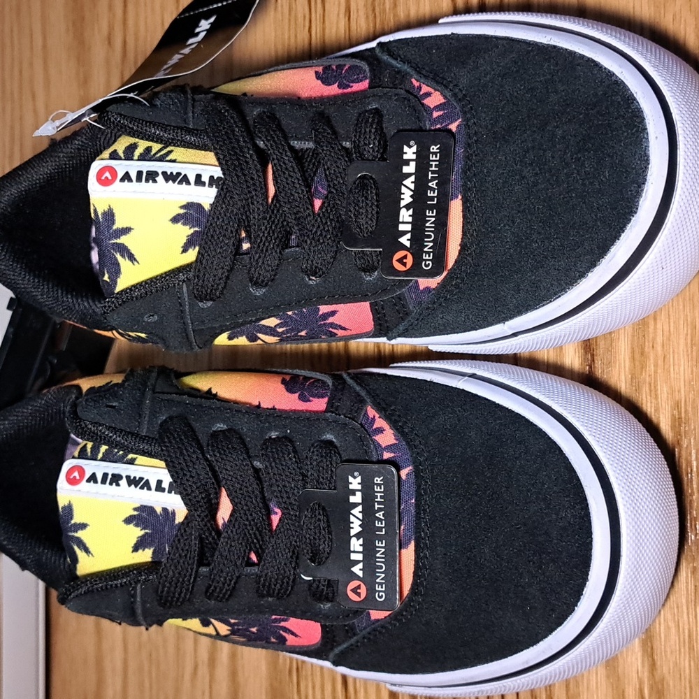 Airwalk Boys Size 2 Black Sneakers